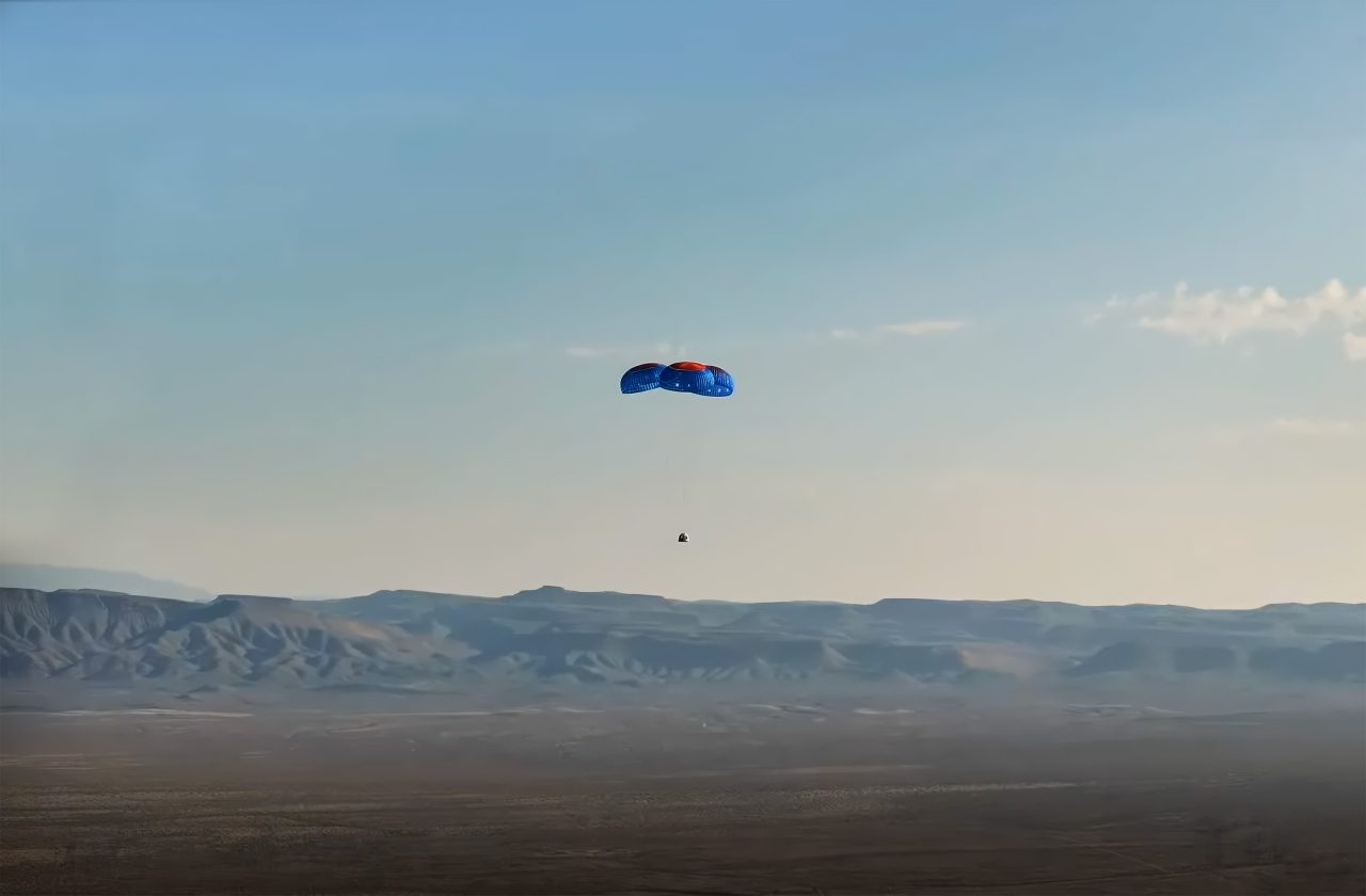 パラシュートを展開して帰還する「New Shepard」ロケットのクルーカプセル