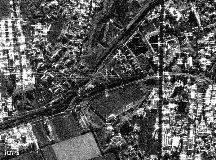 農地に立つ鉄塔の拡大画像。電線も確認できる