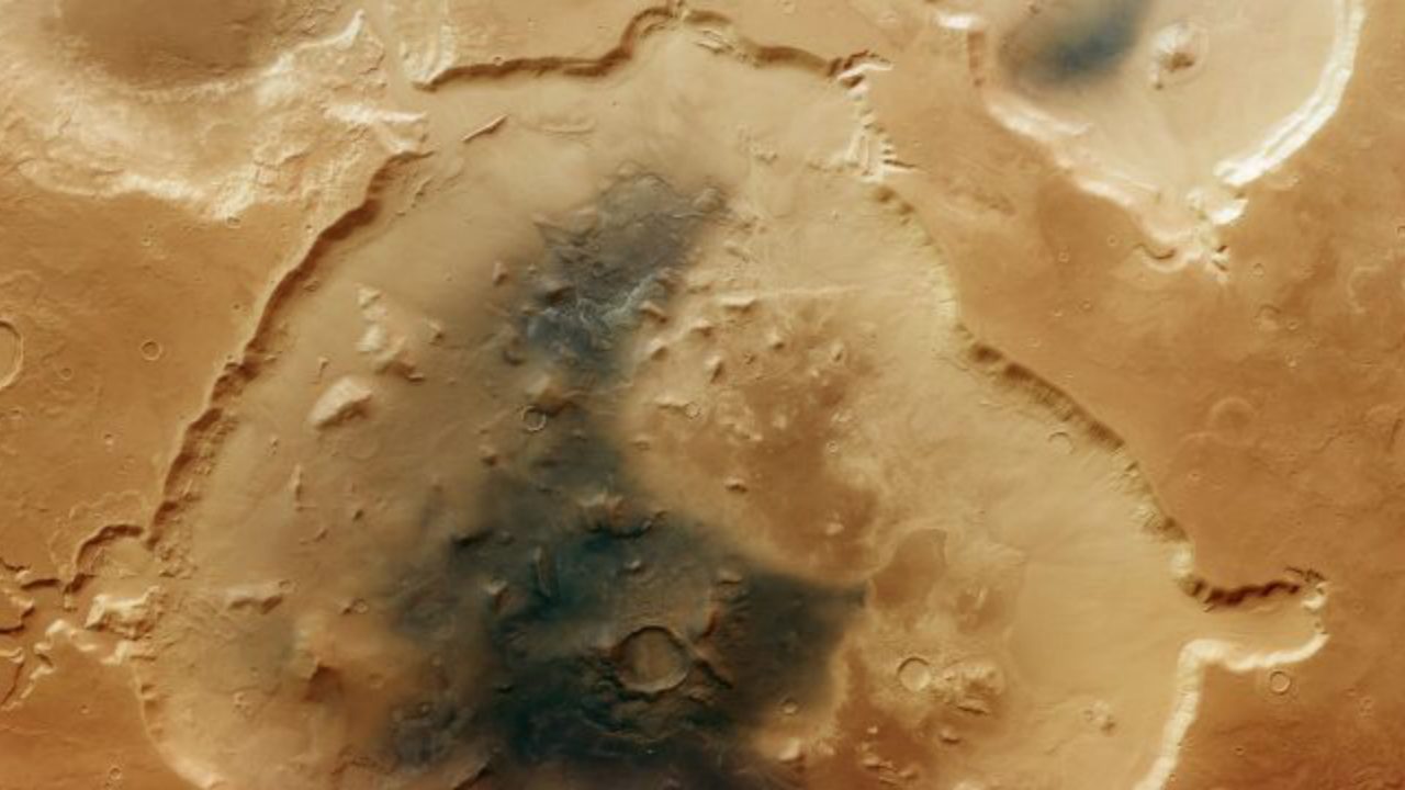 2倍に広がった火星のクレーター? ESA探査機マーズ・エクスプレスが観測【今日の宇宙画像】