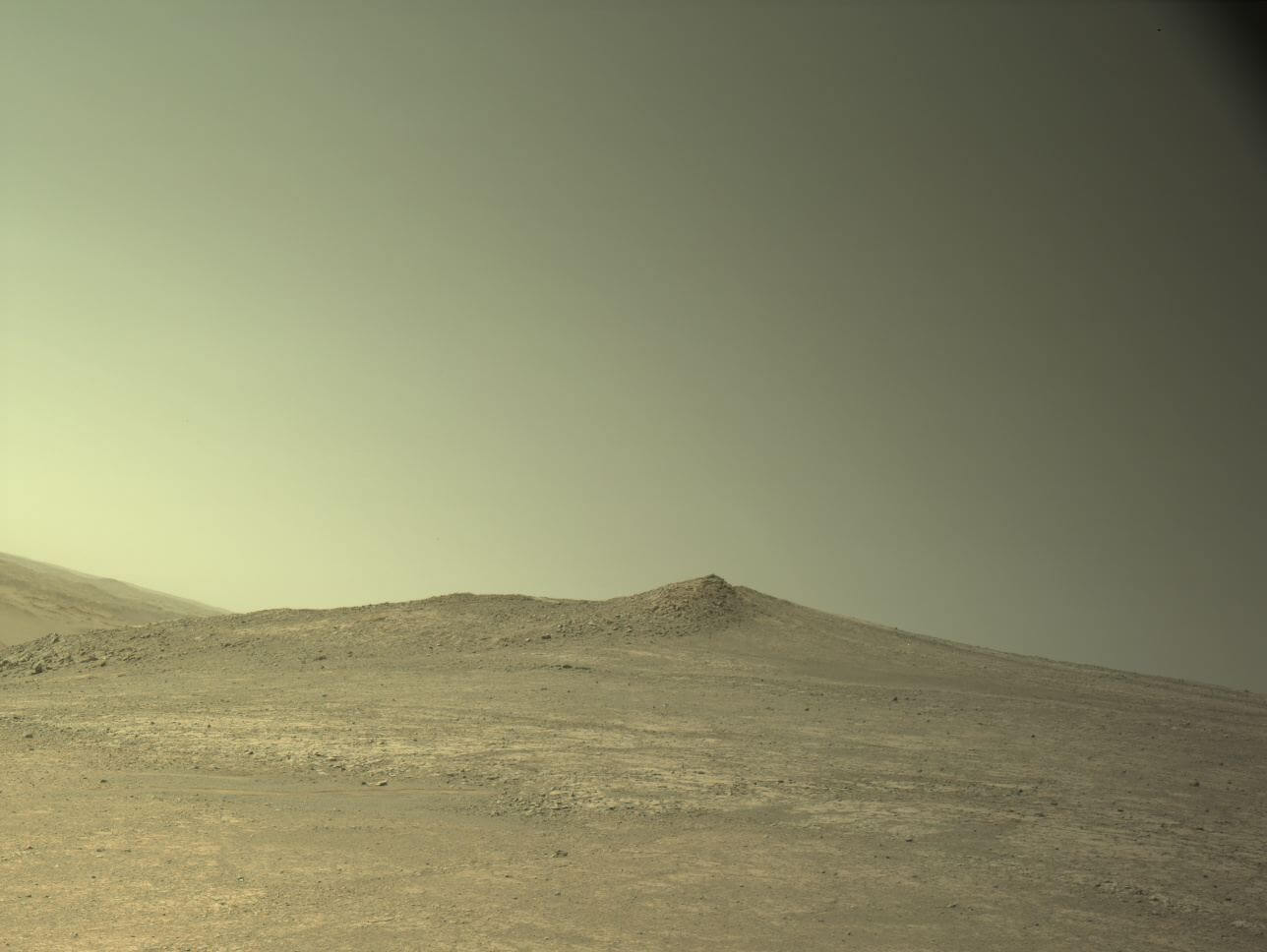 2025年6月29日の火星の風景：人工的にも見える謎の“尖った丘”