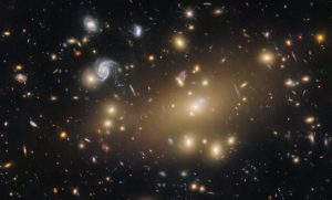 ハッブル宇宙望遠鏡が観測した“くじら座”の銀河団「エイベル209」