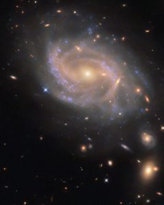1億3700万年かけて届いた超新星の輝き　ハッブル宇宙望遠鏡が観測した渦巻銀河「NGC 3285B」