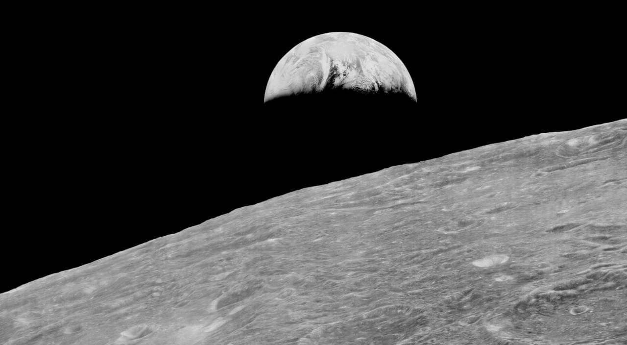 月の地平線から昇る地球　1966年8月23日、月周回機がとらえた史上初のアースライズ画像