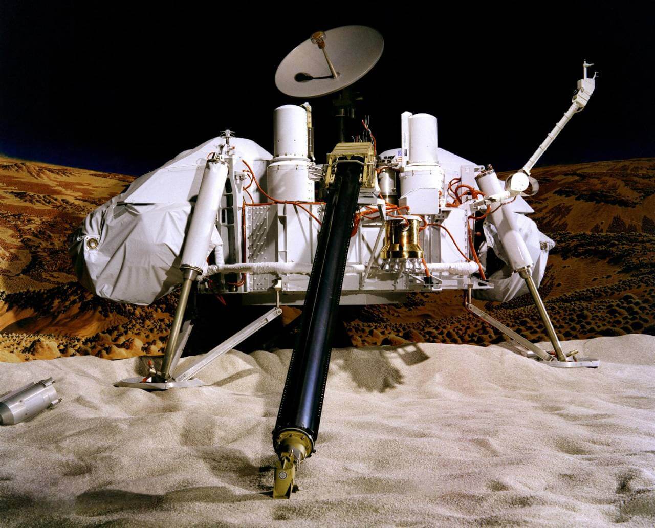 「バイキング2号」打ち上げから50年 火星の朝の霜や着陸地をカラーで捉えた探査機 1 バイキング1号の着陸機の実物大模型