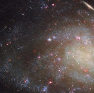 輝度は低くても高い注目度　ハッブル宇宙望遠鏡が観測した“くじら座”の銀河「NGC 45」
