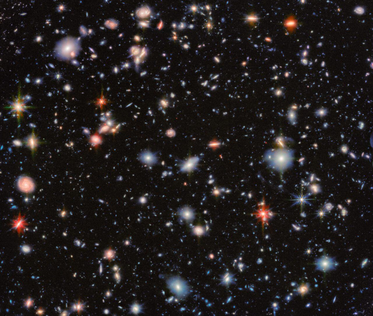 ジェームズ・ウェッブ宇宙望遠鏡（JWST）の近赤外線カメラ「NIRCam」と中間赤外線観測装置「MIRI」で観測した「ハッブル・ウルトラ・ディープ・フィールド（HUDF）」の一部（Credit: ESA/Webb, NASA & CSA, G. Östlin, P. G. Perez-Gonzalez, J. Melinder, the JADES Collaboration, the MIDIS collaboration, M. Zamani (ESA/Webb)）