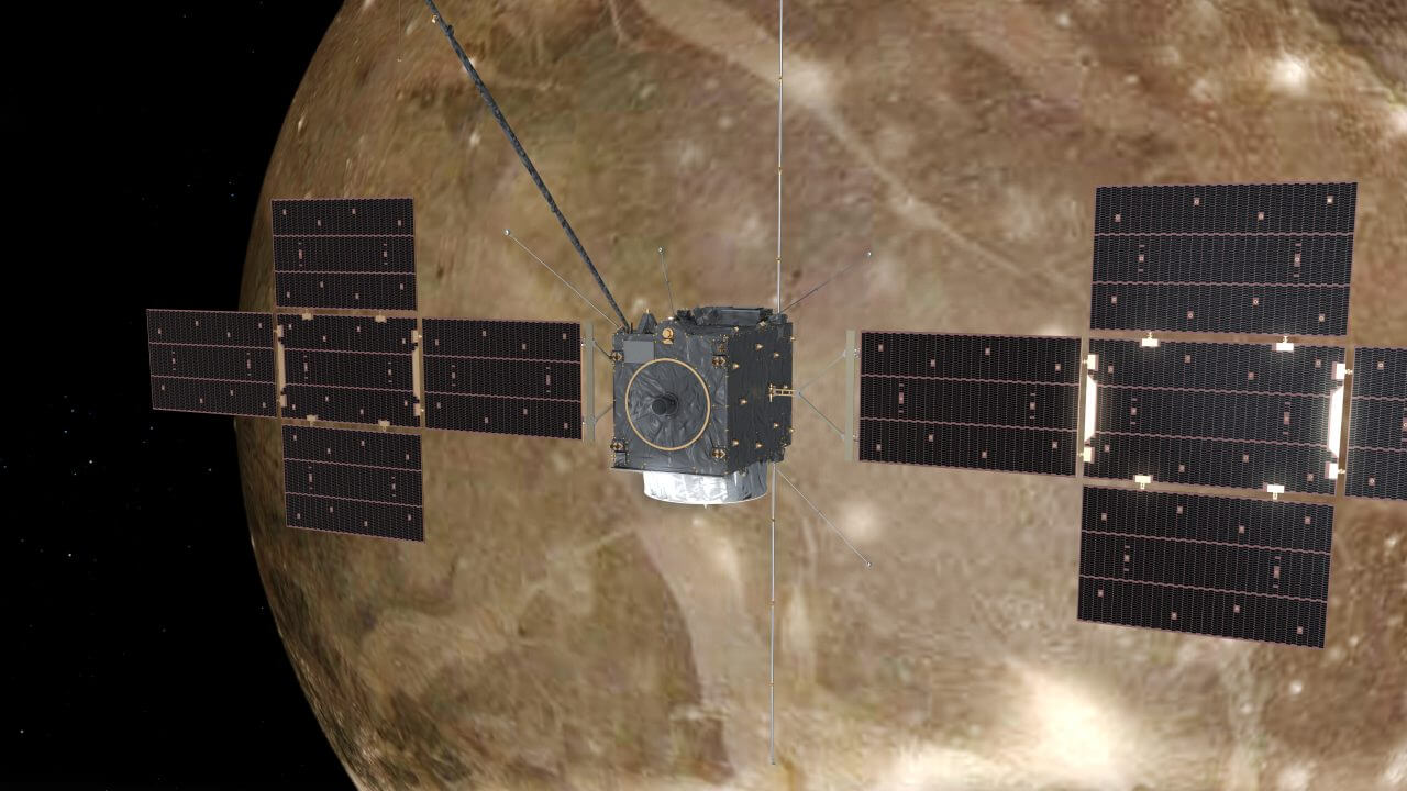 木星の衛星Ganymede（ガニメデ）をフライバイするESAの木星氷衛星探査機「Juice」のCGイメージ（Credit: ESA (acknowledgement: ATG Medialab)）