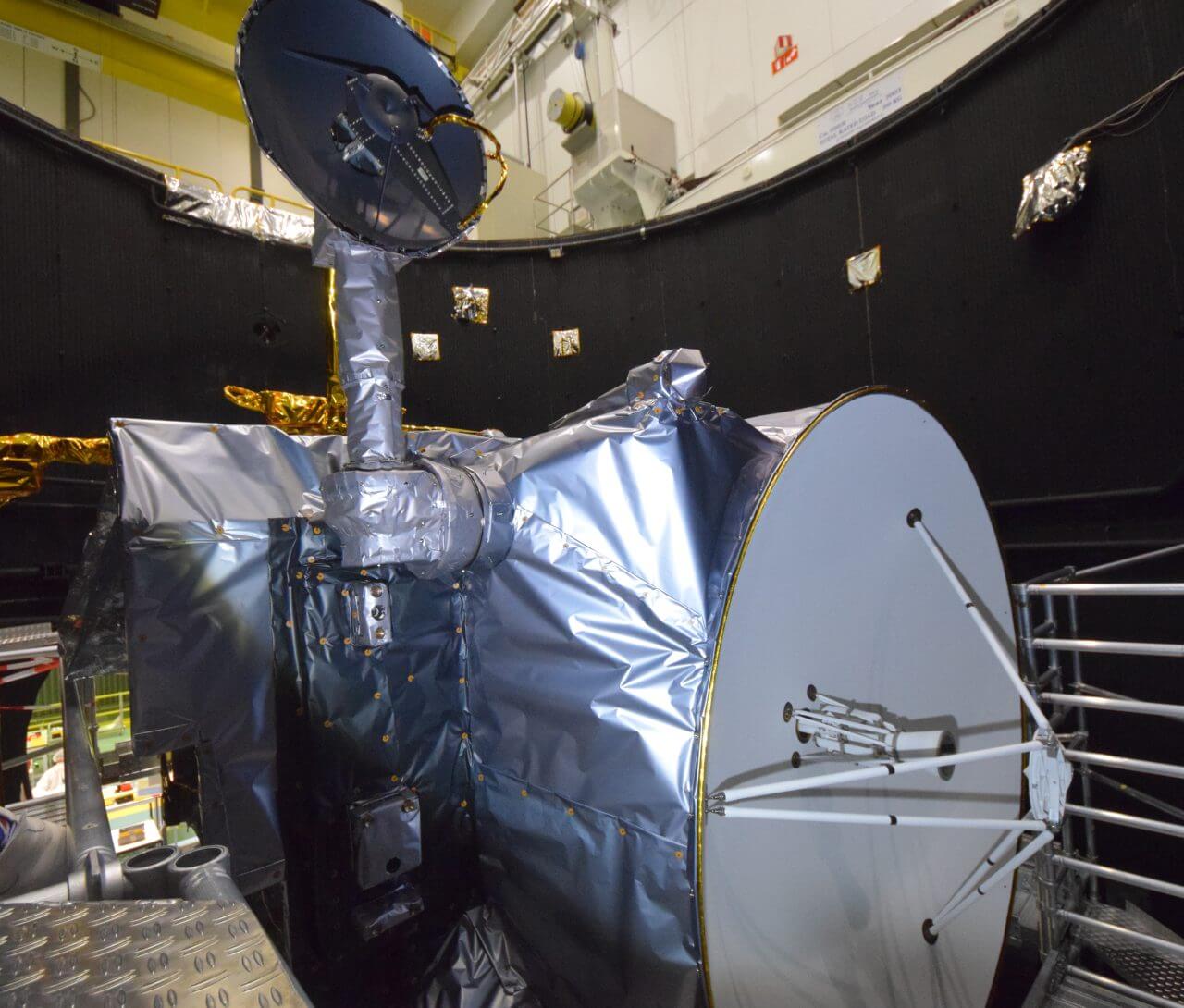 地上試験中の木星氷衛星探査機「Juice」。右下にあるのが高利得アンテナ、左上に立てられているのが中利得アンテナ（Credit: ESA）