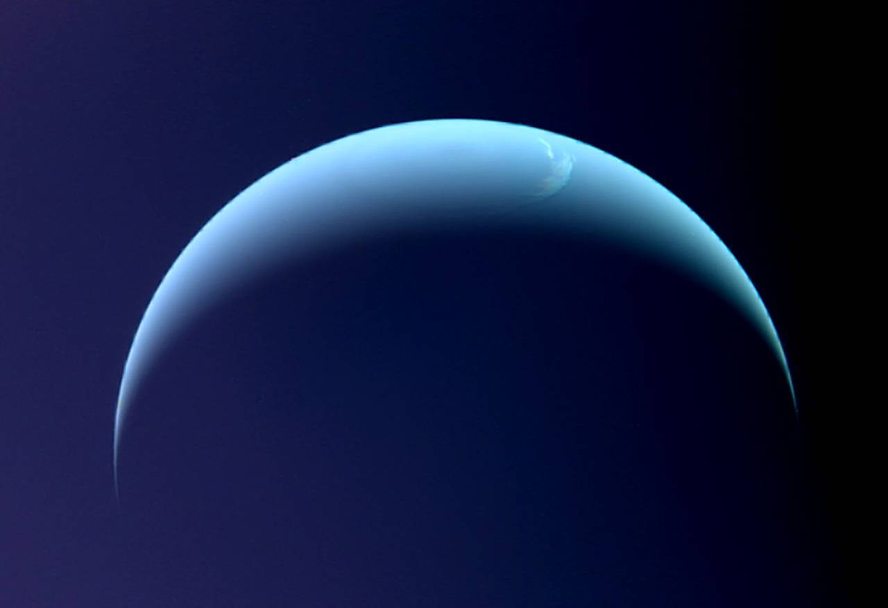 青い弧を描く海王星　ボイジャー2号の別れ際ショット（1989年9月1日）
