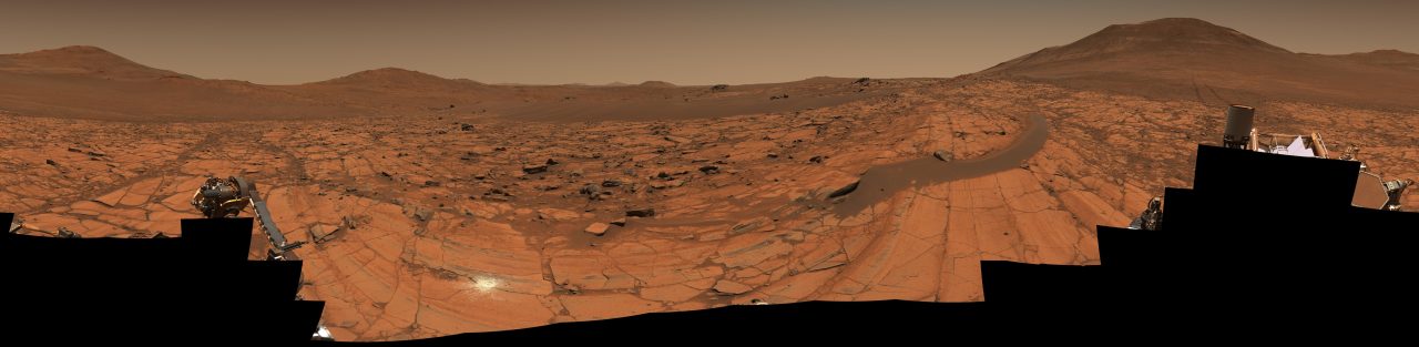 NASAの火星探査車「Perseverance(パーシビアランス)」が撮影した火星のパノラマ(自然色バージョン)。2025年5月26日に取得した96枚の画像を合成して作成されたもの(Credit: NASA/JPL-Caltech/ASU/MSSS)