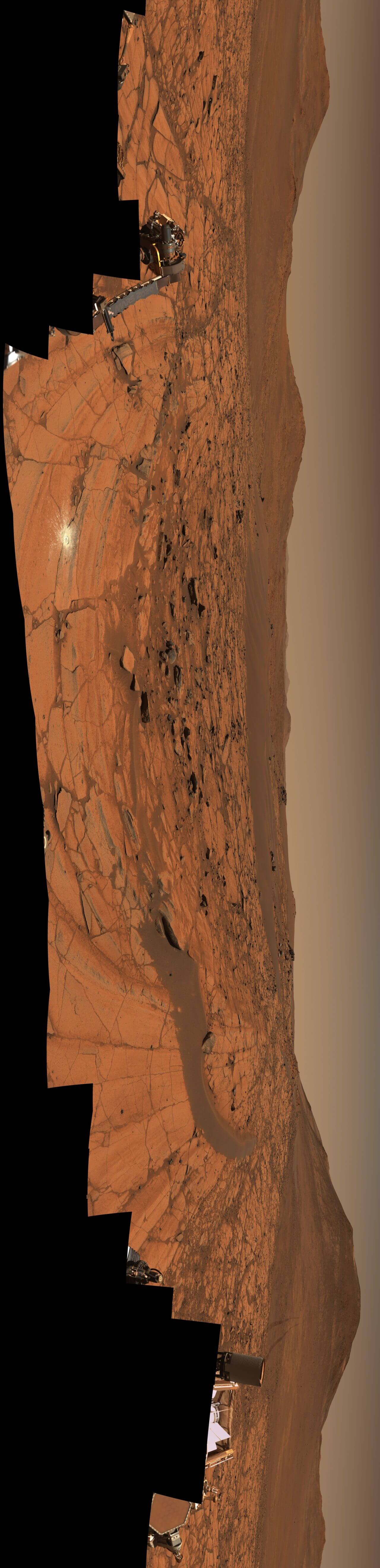 NASAの火星探査車「Perseverance(パーシビアランス)」が撮影した火星のパノラマ(自然色バージョン・右に90度回転)。2025年5月26日に取得した96枚の画像を合成して作成されたもの(Credit: NASA/JPL-Caltech/ASU/MSSS; Edit: sorae編集部(画像回転処理))
