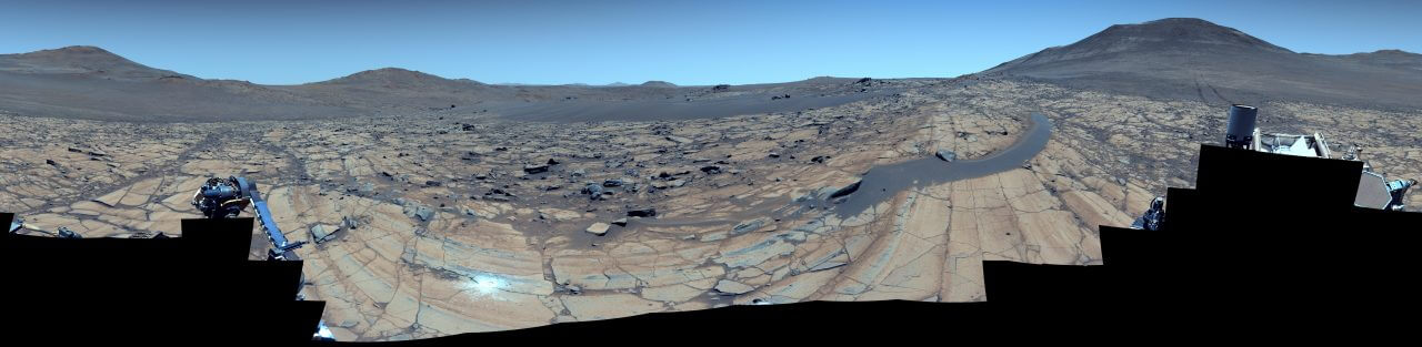 NASAの火星探査車「Perseverance(パーシビアランス)」が撮影した火星のパノラマ(色強調バージョン)。2025年5月26日に取得した96枚の画像を合成して作成されたもの(Credit: NASA/JPL-Caltech/ASU/MSSS)