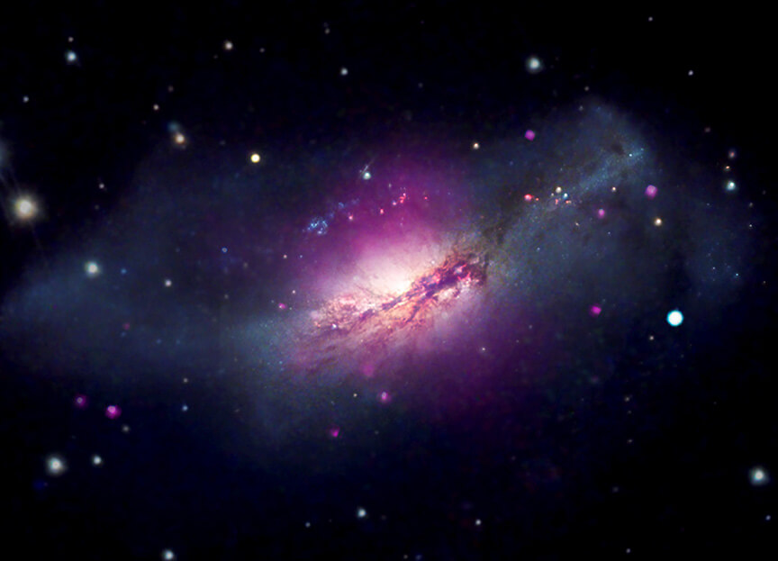 渦巻銀河「NGC 2146」。チャンドラX線宇宙望遠鏡（Chandra）、ハッブル宇宙望遠鏡（HST）、ラス・クンブレス天文台、キットピーク天文台の観測データを使用して作成（Credit: X-ray: NASA/CXC/SAO; Optical: NASA/ESA/STScI and NOIRLab/NSF/AURA; Infrared: NSF/NOAO/KPNO; Image Processing: NASA/CXC/SAO/L. Frattare）