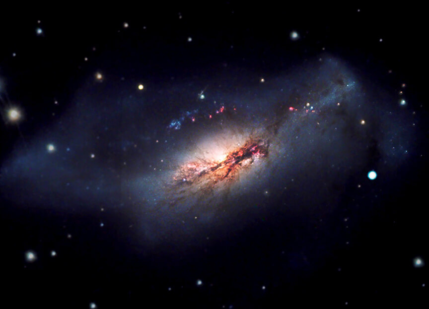 渦巻銀河「NGC 2146」。ハッブル宇宙望遠鏡（HST）、ラス・クンブレス天文台、キットピーク天文台の観測データを使用して作成（Credit: X-ray: NASA/CXC/SAO; Optical: NASA/ESA/STScI and NOIRLab/NSF/AURA; Infrared: NSF/NOAO/KPNO; Image Processing: NASA/CXC/SAO/L. Frattare）