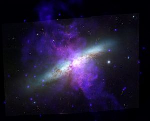 銀河風を吹かせる約1200万光年先のスターバースト銀河「M82」　ハッブルとチャンドラの合作