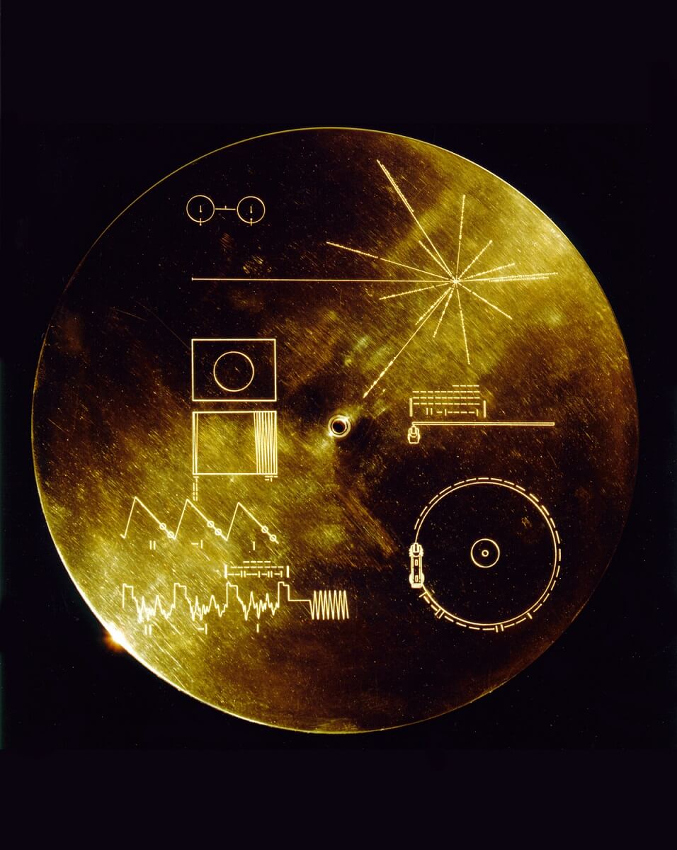 「ボイジャー2号」打ち上げから49年(1977年8月20日) 5 図28:異星人へのメッセージが収録されたゴールデンレコード。115枚の画像がコードとして記されているほか、雷、鳥のさえずりなどの自然音、各国言語による挨拶、さまざまなジャンルの音楽などが録音されています。1977年に打ち上げられたNASAの惑星探査機ボイジャー1、2号に搭載されました。(Credit: NASA/JPL)