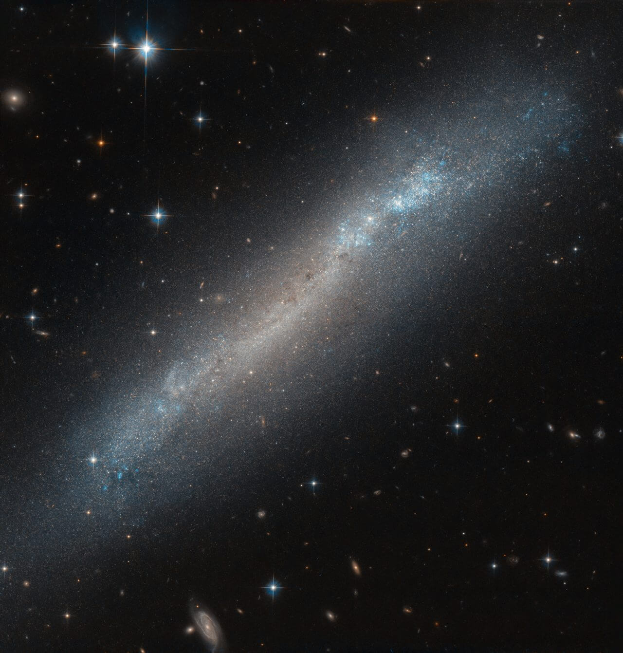 きらきら輝く星々の帯 ハッブル宇宙望遠鏡が観測した銀河「NGC 2188」