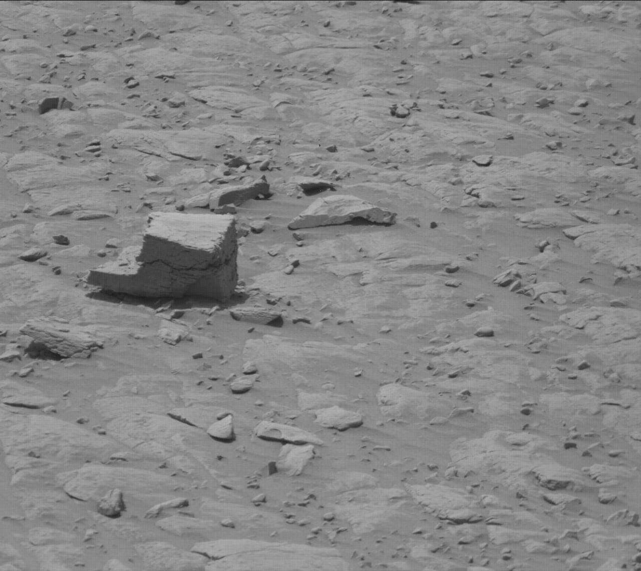 人工的に作られたような角張った岩　火星探査車キュリオシティが2025年10月7日に撮影