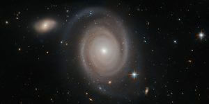孤独に見えても実は違う　ハッブル宇宙望遠鏡が観測した渦巻銀河「NGC 1706」