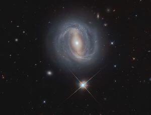 ハッブル宇宙望遠鏡が観測した2億7000万光年先の棒渦巻銀河「NGC 4907」