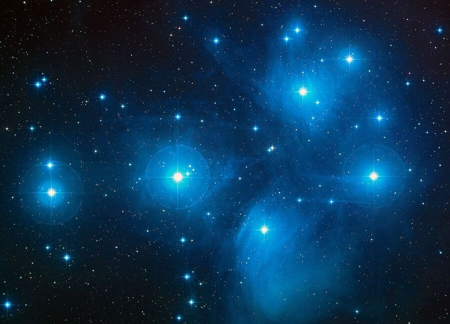 「大プレアデス複合体」を発見 プレアデス星団を中心とする3000個の恒星集団 2 図2: パロマー天文台の48インチシュミット望遠鏡で撮影されたプレアデス星団のカラー合成画像。(Credit: NASA, ESA & AURA(Caltech))