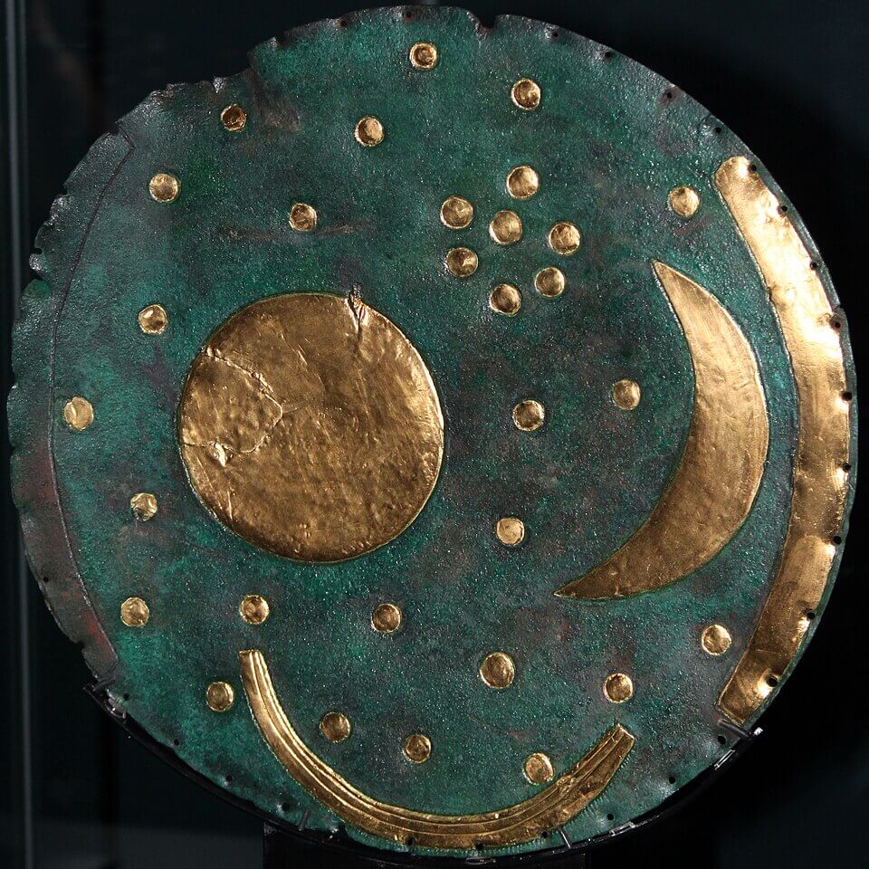 「大プレアデス複合体」を発見 プレアデス星団を中心とする3000個の恒星集団 5 図5: 約3600年前に作成されたネブラ・スカイディスク。上部にある7個の点の集まりはプレアデス星団であると解釈されています。(Credit: Anagoria)