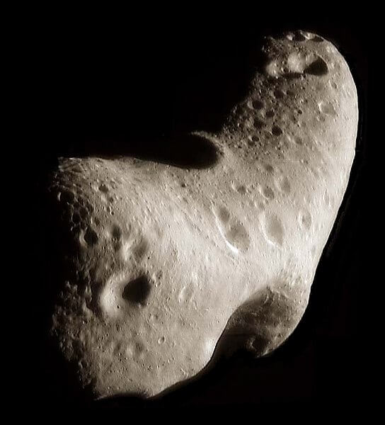 「地球近傍小惑星」の発見数が40000個を突破 3 図3: NASAの小惑星探査機「NEARシューメーカー」によって撮影された小惑星エロス。(Credit: NASA, JPL & JHUAPL)