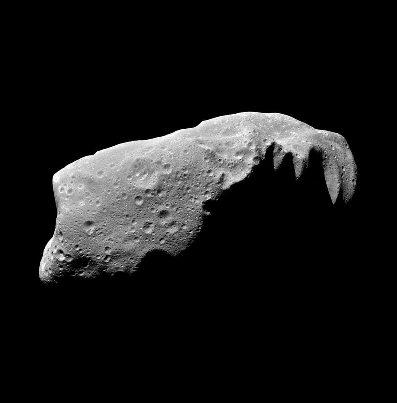 木星探査機ガリレオが撮影した小惑星イダの高解像度画像。表面には大小のクレーターや凹凸がびっしりと刻まれている