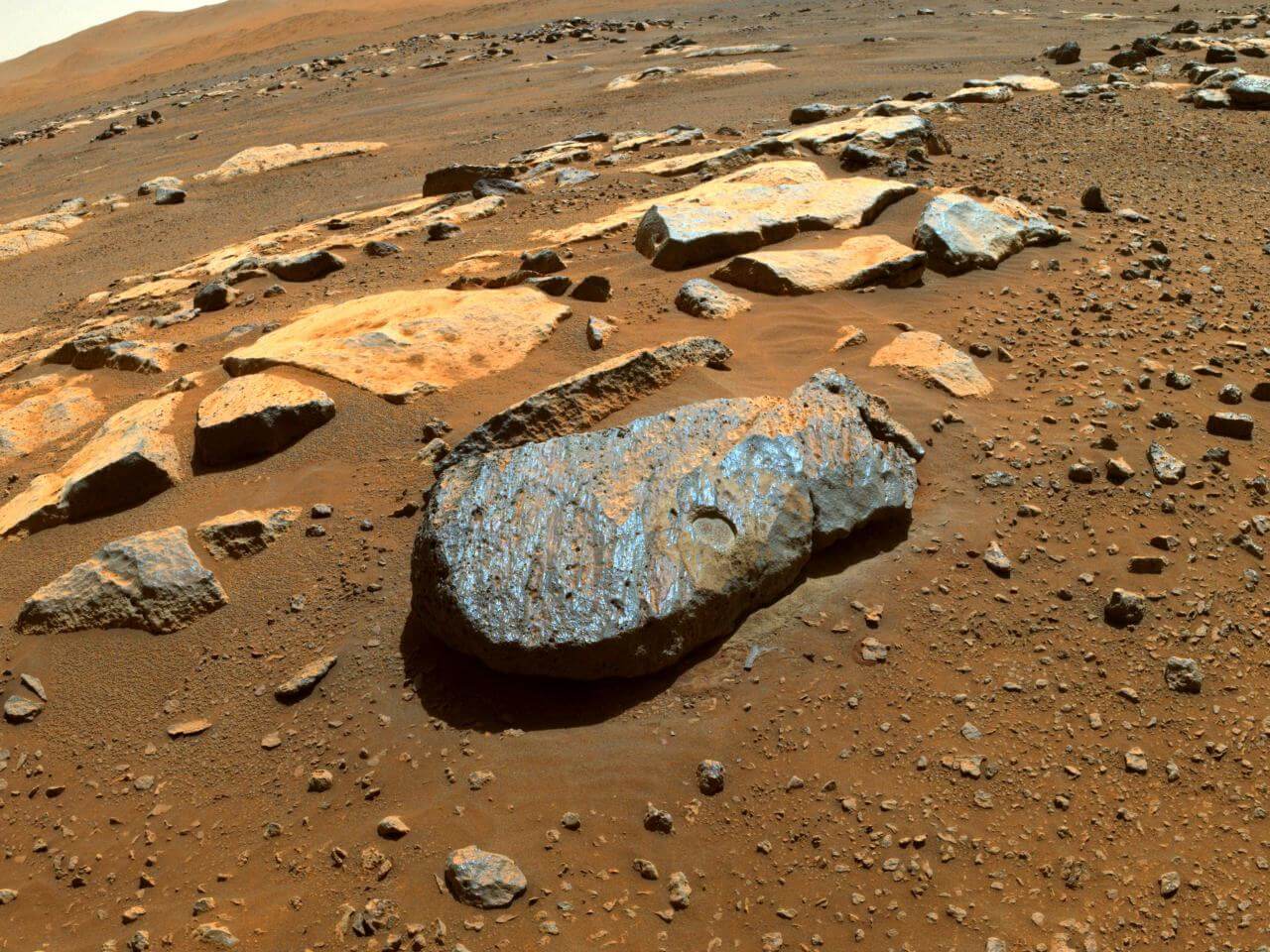 火星の岩石「ロシェット」 なぜ特別で記念すべきものなのか? 1 火星探査車Perseveranceが撮影した岩石「ロシェット」。中央に直径約5センチのアブレーション・パッチ(表面を削った丸い跡)が見える火星の岩場のクローズアップ(Credit: NASA/JPL-Caltech)