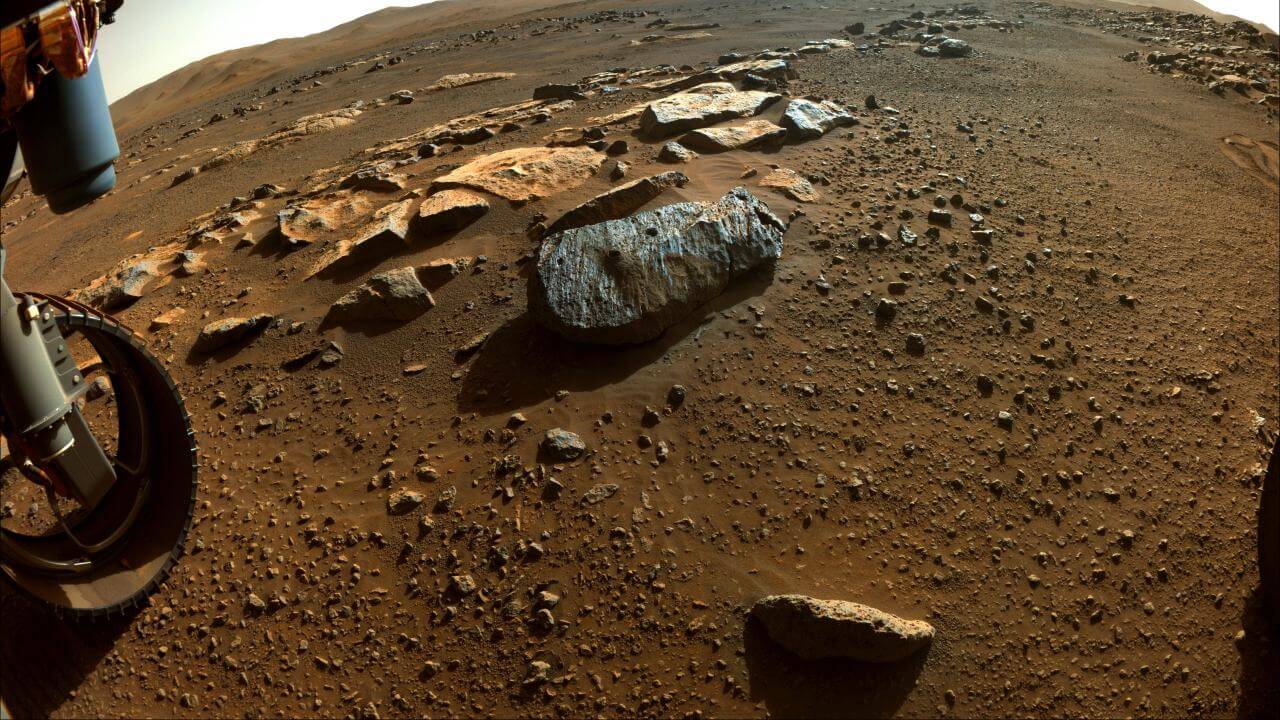火星の岩石「ロシェット」 なぜ特別で記念すべきものなのか? 2 Perseveranceが岩石「ロシェット」から採取した2本のコアサンプルの穴が見える画像。右側の穴の下には、表面を削ったアブレーション・パッチ「ベルガルド」の跡も見える(Credit: NASA/JPL-Caltech)