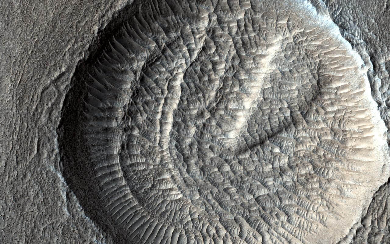 火星の北中緯度にあるクレーター内部を真上から撮影したMRO撮影の画像