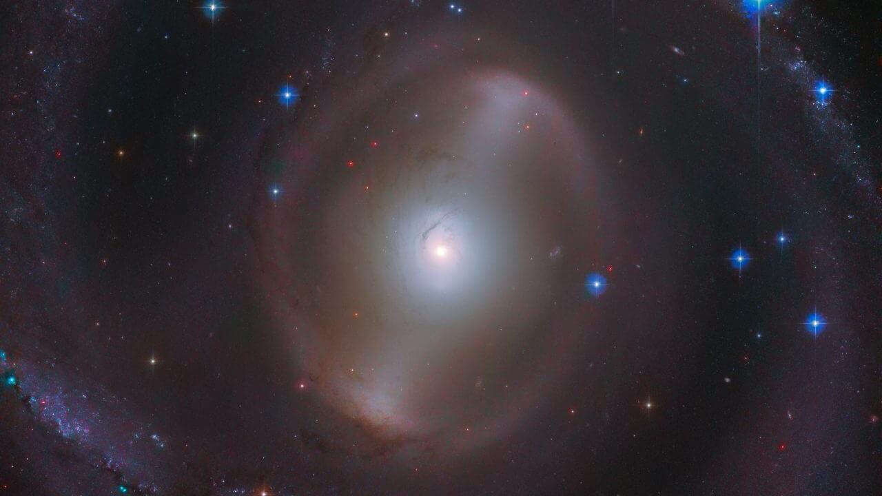 神秘的に輝く棒渦巻銀河　ハッブル宇宙望遠鏡が観測した「NGC 2217」