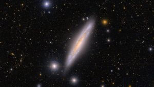 すばる望遠鏡が観測した“りょうけん座”の渦巻銀河「NGC 5301」