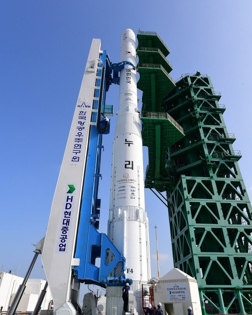 韓国でヌリ号ロケット4回目の打ち上げ実施 13機の衛星を軌道に投入 2 打ち上げ準備中の「ヌリ号」ロケット(Credit: KARI)