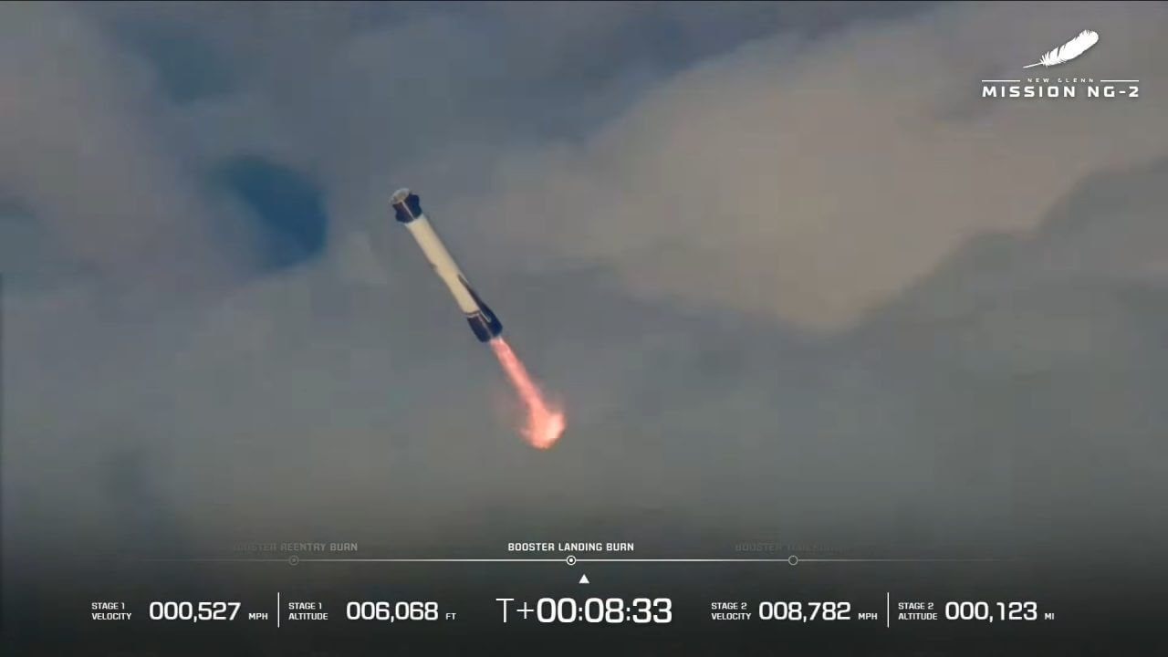 海上で待機する回収船への着陸に向けて着陸噴射を行う「New Glenn（ニューグレン）」ロケットのブースター（1段目）。Blue Originのライブ配信から（Credit: Blue Origin）