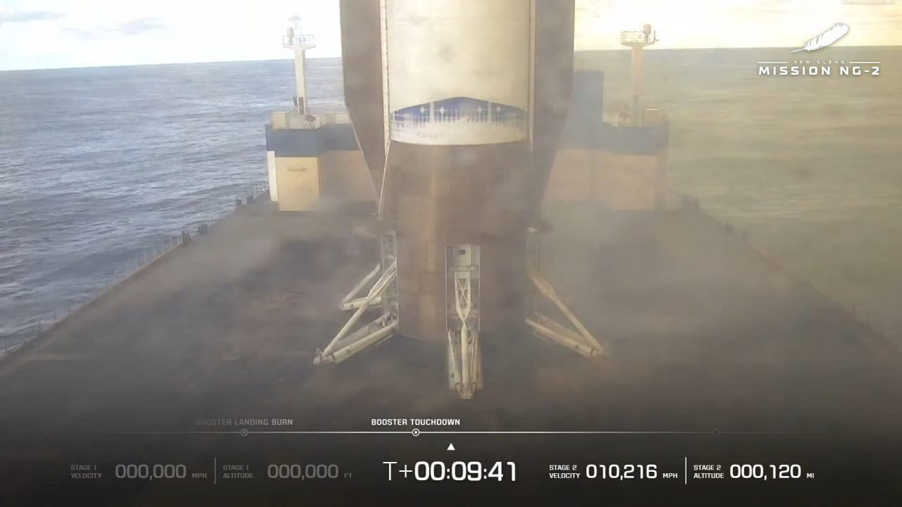 回収船への海上着陸に成功した「New Glenn（ニューグレン）」ロケットのブースター（1段目）。Blue Originのライブ配信から（Credit: Blue Origin）