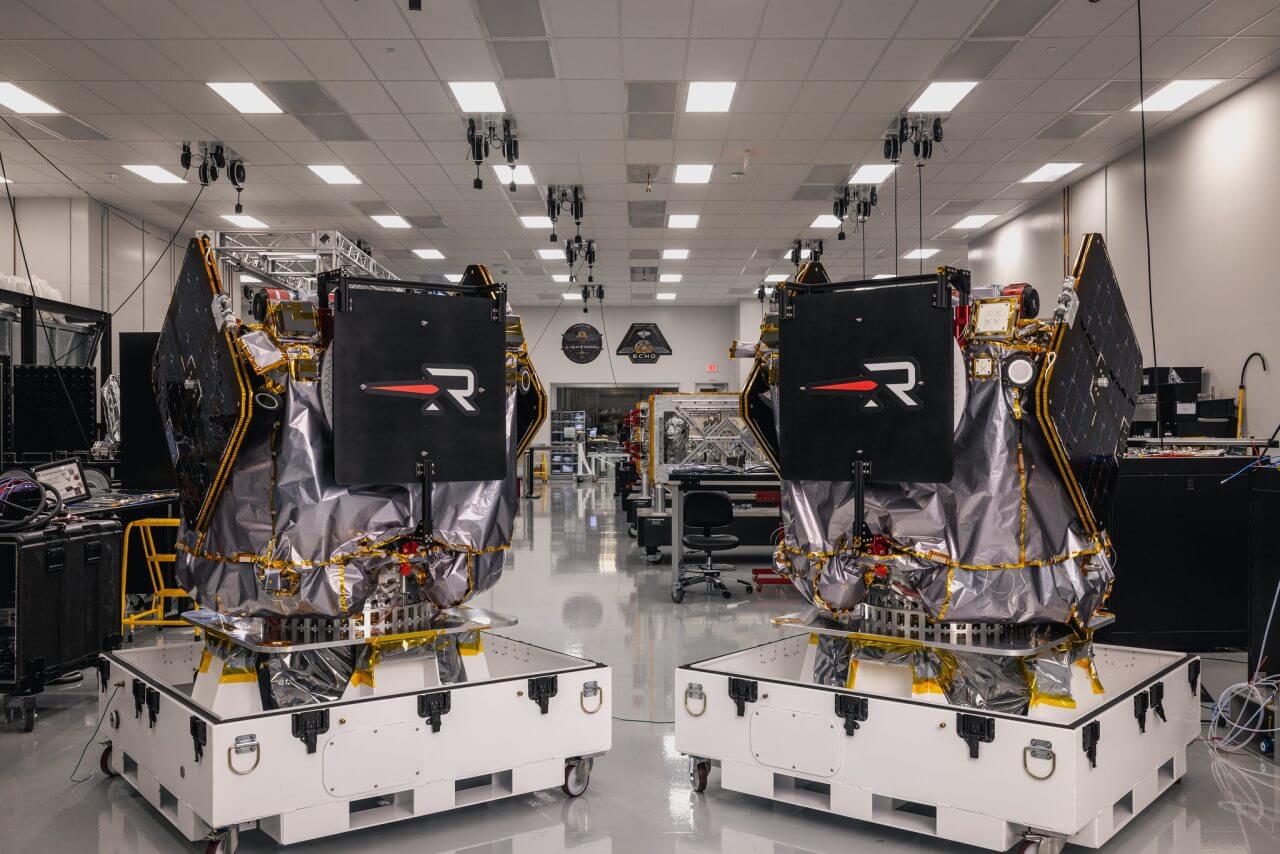 Rocket Labのクリーンルームで出荷準備中に撮影された「ESCAPADE」ミッションの探査機2機（Credit: Rocket Lab）