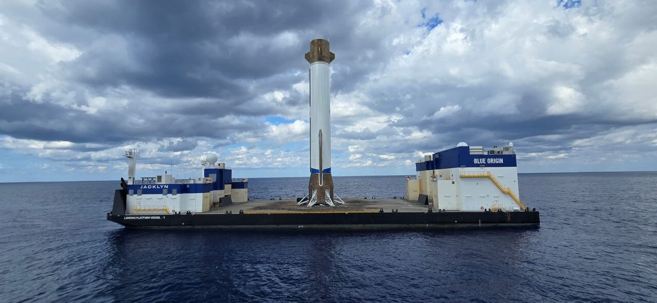 2025年11月の「NG-2」ミッションで回収船「Jacklyn」への海上着陸に成功した「New Glenn」ロケットのブースター（Credit: Blue Origin）