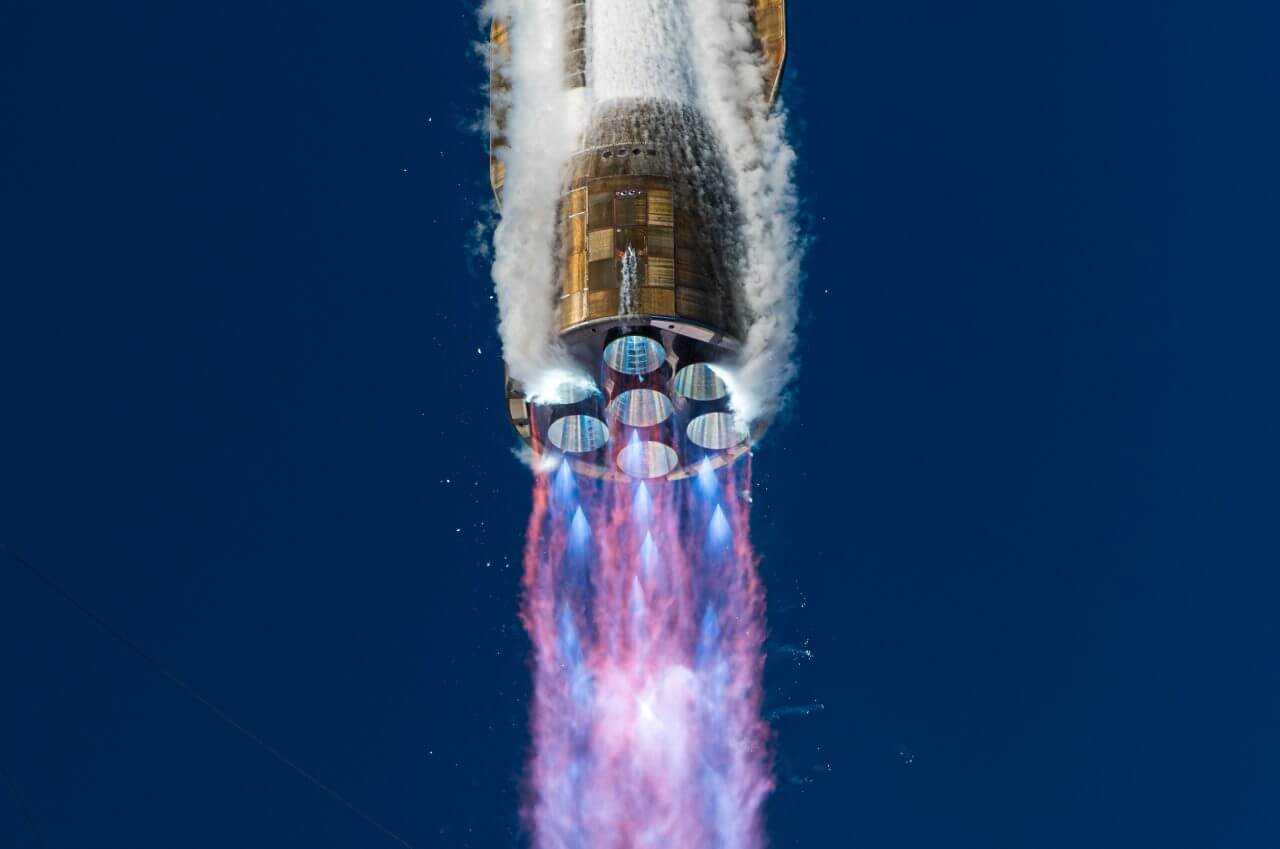 2025年11月の「NG-2」ミッションで打ち上げられた「New Glenn」ロケット、ブースターに搭載されている7基のBE-4エンジンのクローズアップ（Credit: Blue Origin）