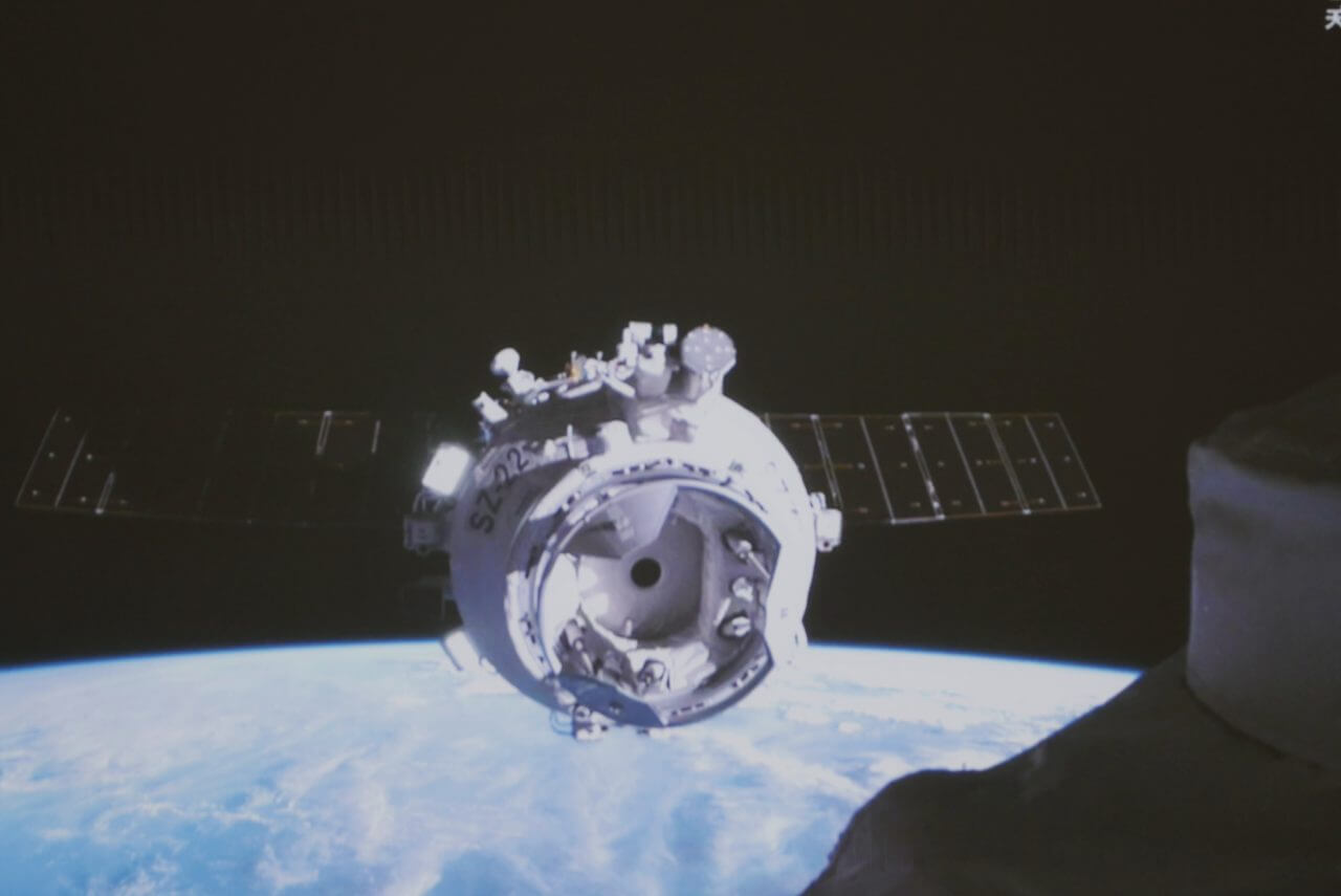 CSS＝中国宇宙ステーションのカメラが捉えた宇宙船「神舟22号」（Credit: CMSA）