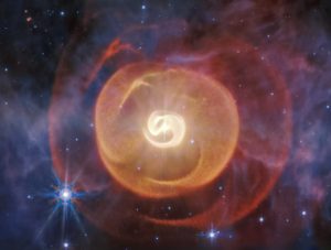 三重連星を取り囲む四重の殻構造　ジェームズ・ウェッブ宇宙望遠鏡が観測した「アペプ」