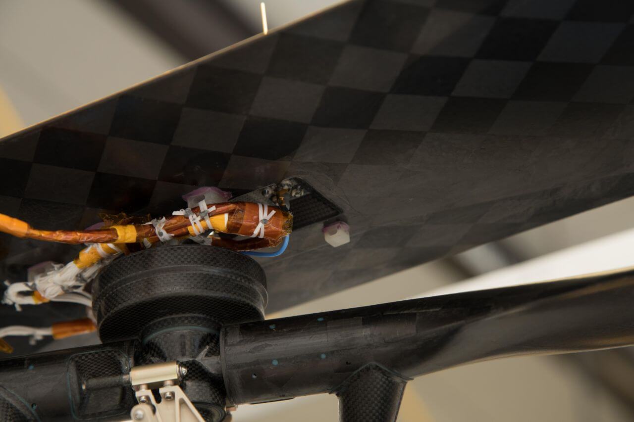 Ingenuityのソーラーパネルの裏側（Credit: NASA/JPL-Caltech）