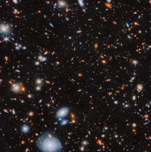132億年前の銀河で巨大なブラックホールが急成長？　ウェッブ宇宙望遠鏡の観測成果