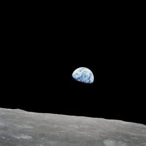 アポロ8号の宇宙飛行士が1968年のクリスマスイブに見た 美しき「地球の出」