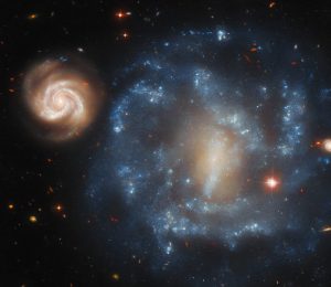 ぼんやり渦巻く“くじら座”の銀河「Arp 4」　ハッブル宇宙望遠鏡が観測