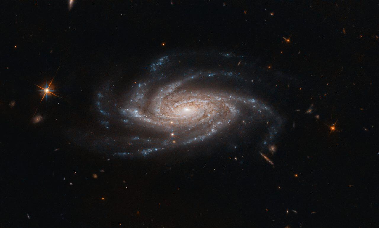 ゆる~く広がる渦巻腕 ハッブル宇宙望遠鏡が観測した渦巻銀河「NGC 2008」
