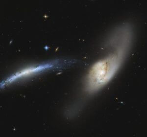 吸い込まれてる？　ハッブル宇宙望遠鏡が観測した相互作用銀河「NGC 2798」と「NGC 2799」