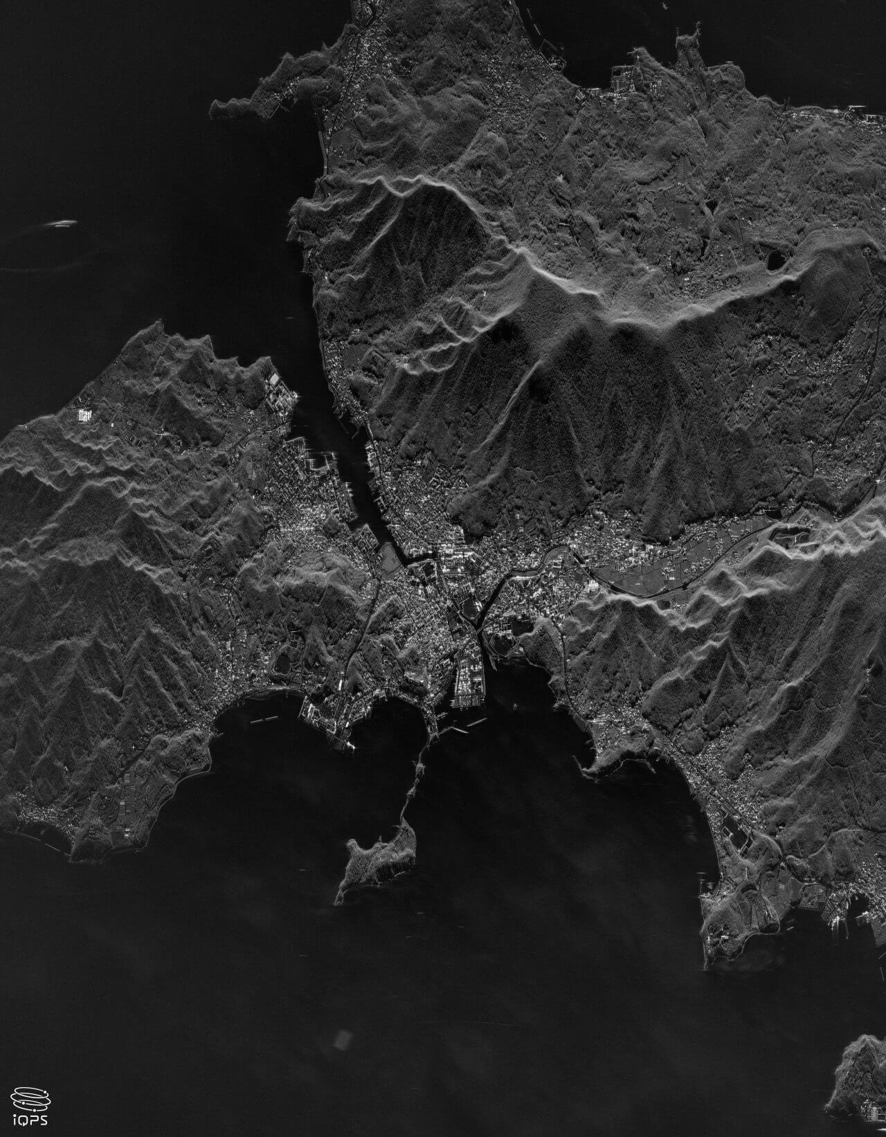 QPS-SAR 14号機「ヤチホコ-I」の合成開口レーダー（SAR）で日本時間2025年11月26日10時47分に取得した香川県の小豆島の様子（Credit: QPS研究所）