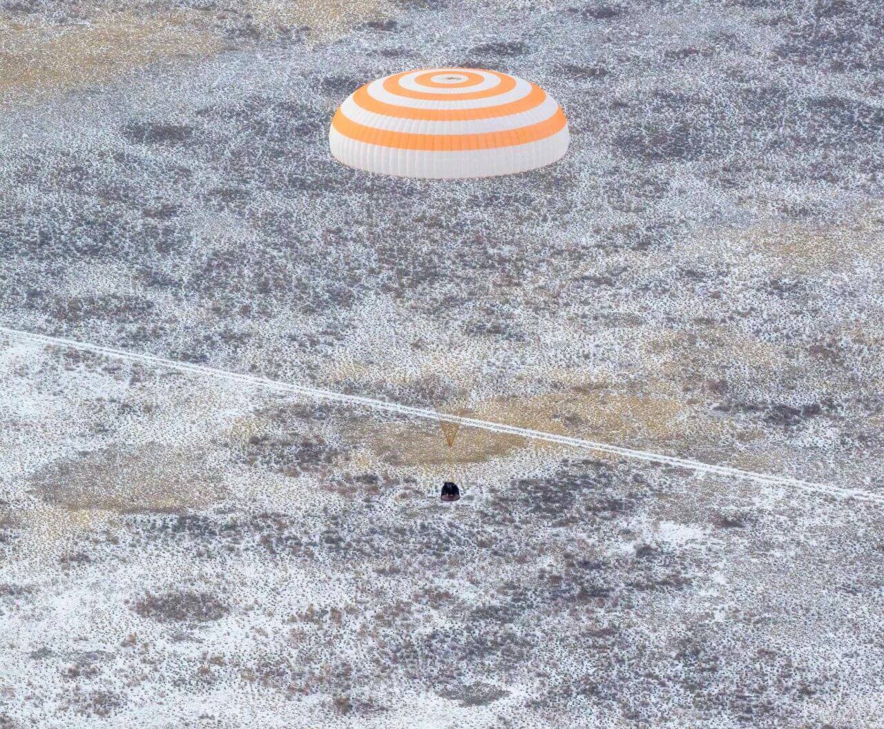 パラシュートを開いて降下する「Soyuz MS-27」宇宙船の帰還モジュール（Credit: NASA/Bill Ingalls）