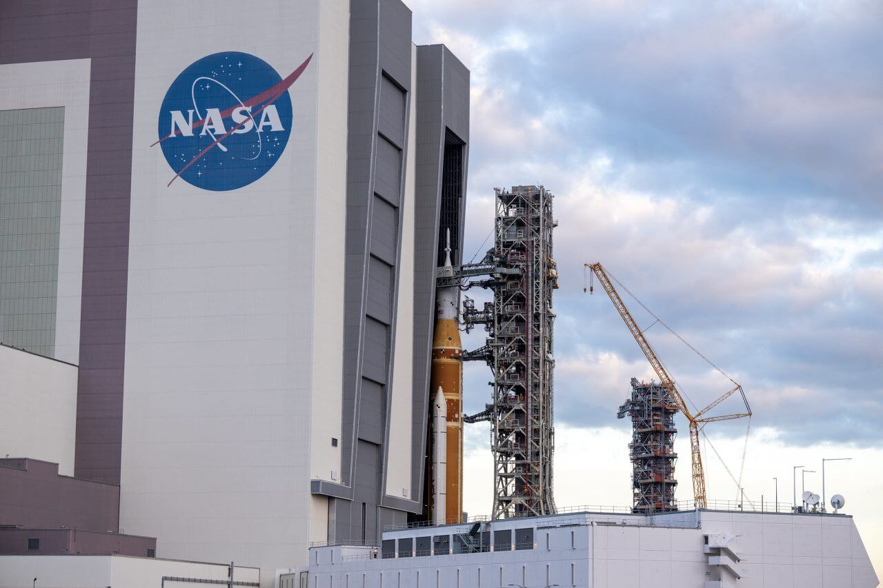 VABから姿を現したSLS（Credit: NASA/Joel Kowsky）